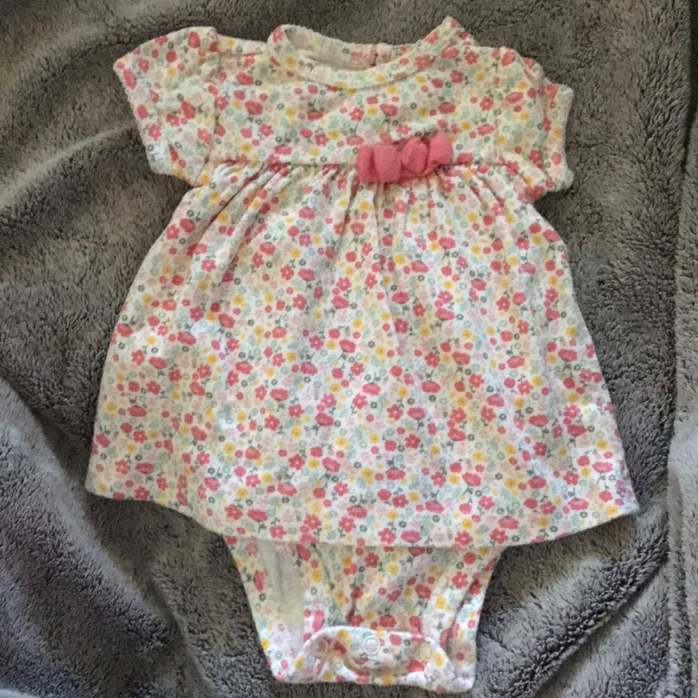 Lots of baby girl onesies size 0-3 months